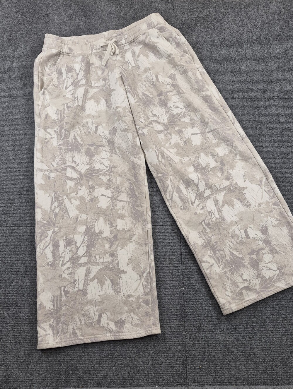 Hollister Womens Wide Leg Camo Sweatpants Beige Grey Leaf Print Size M
